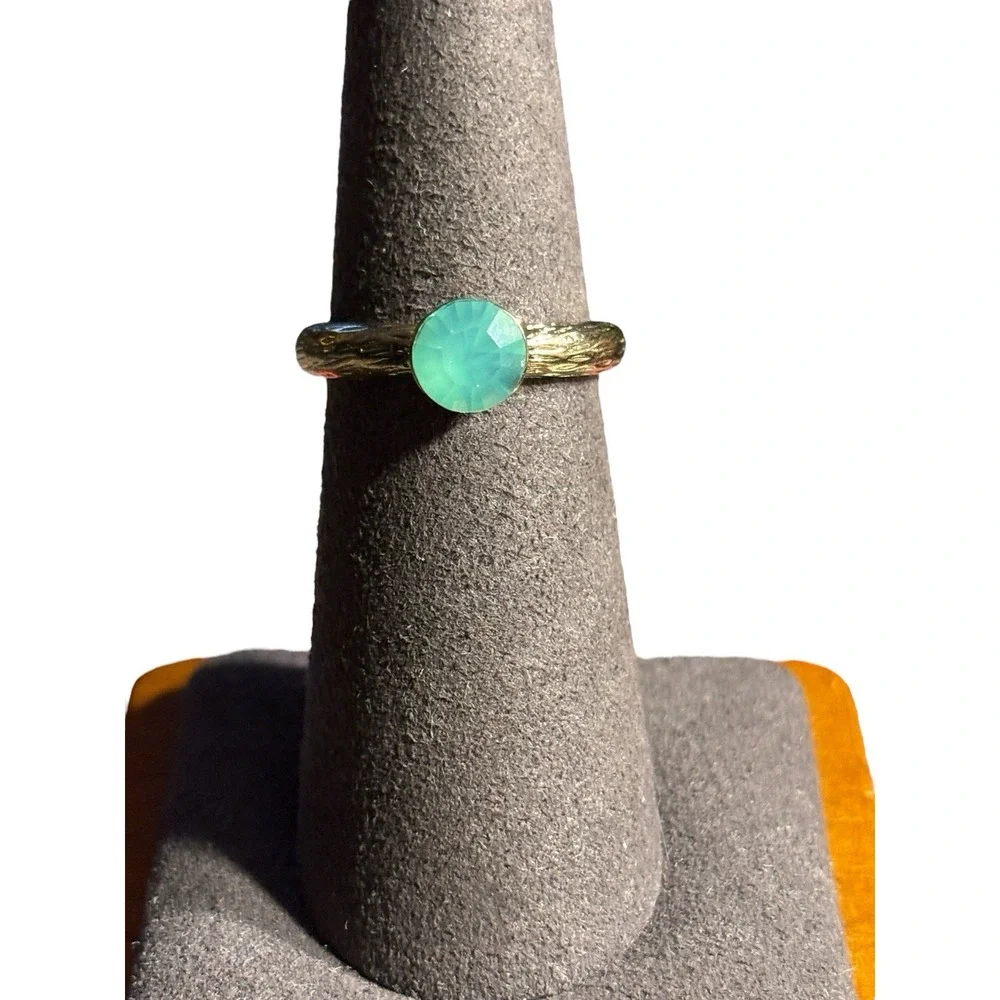 Aqua Blue Rhinestone Ring Gold Tone Textured Size 5.5 Lightweight Cocktail Round